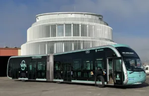 Edificio Centro Control Auvasa con autobús Irizar