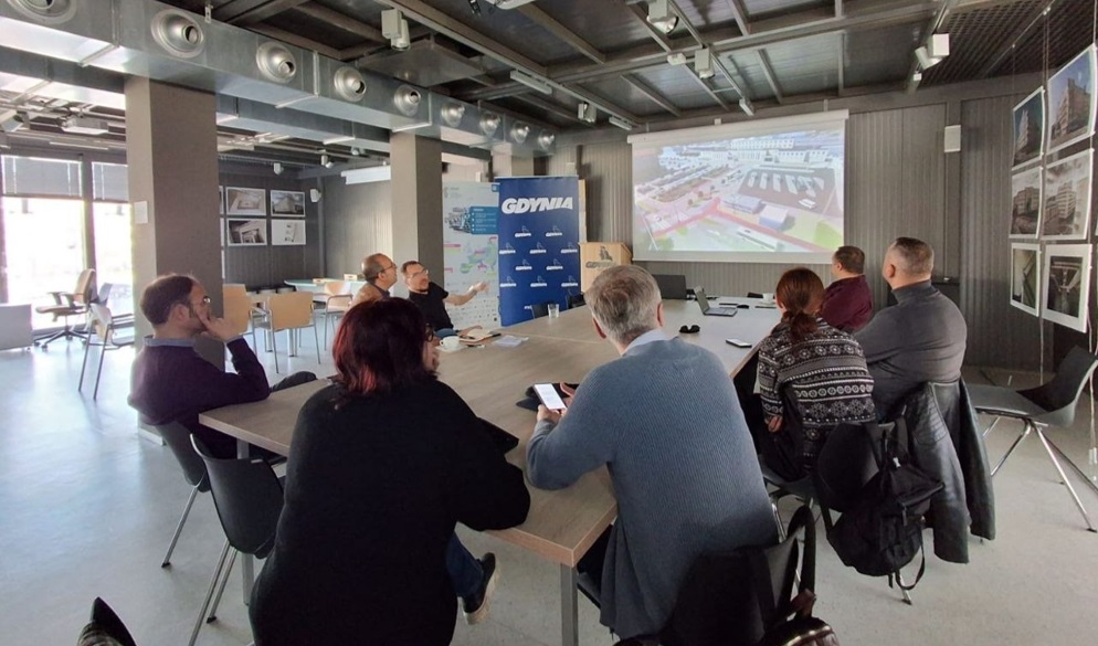 AUVASA refuerza su compromiso con la movilidad sostenible mediante una visita técnica a Polonia