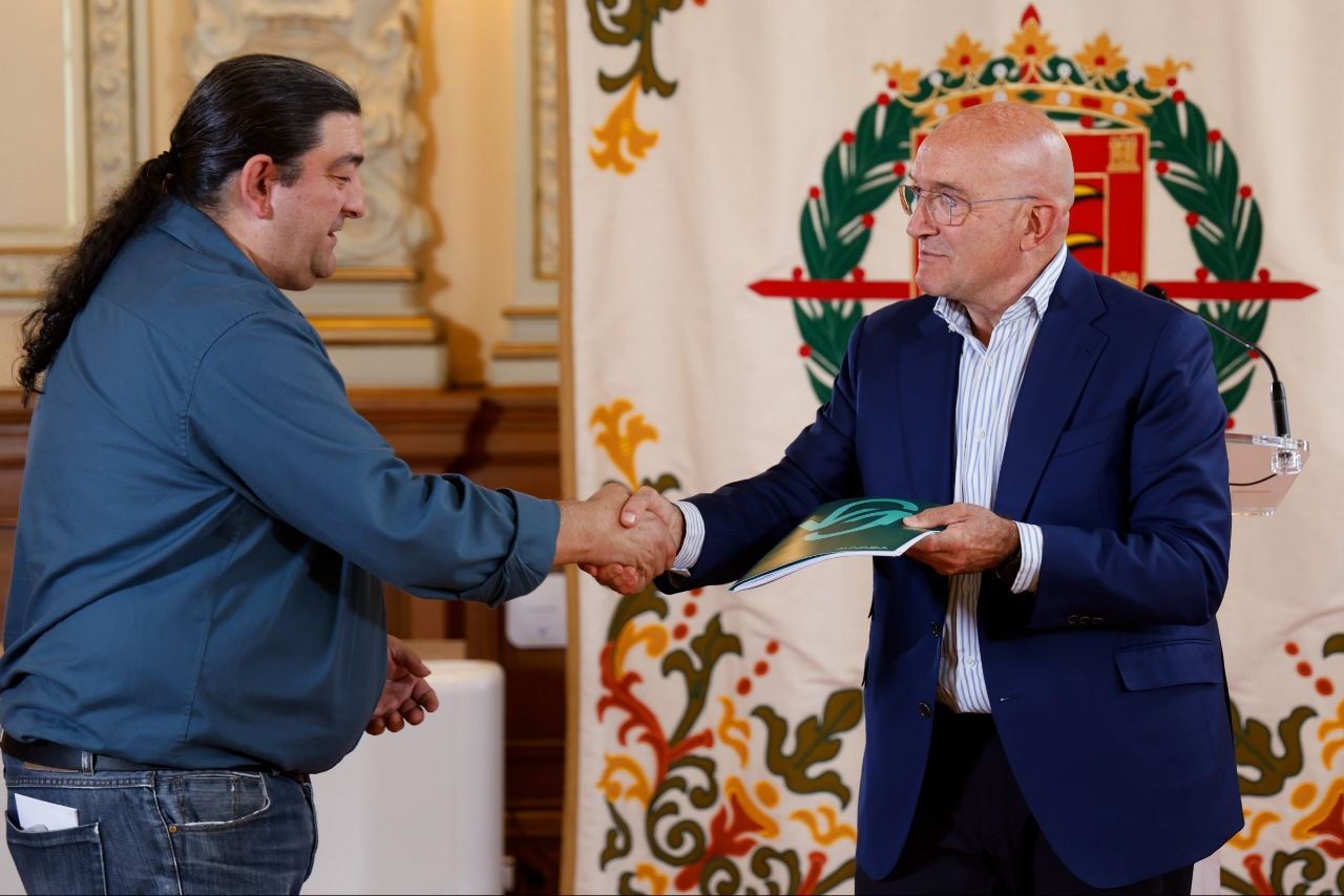 El alcalde presenta el nuevo convenio de AUVASA firmado hoy después de trece años sin consenso.